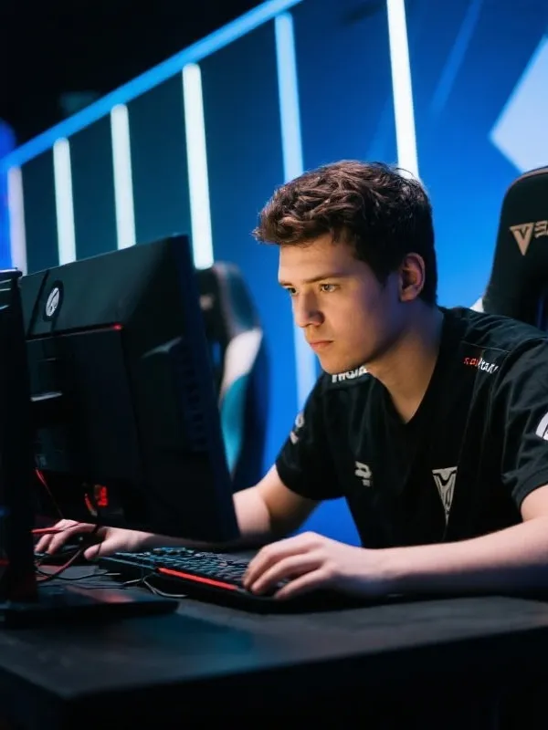 职业电竞选手专注比赛